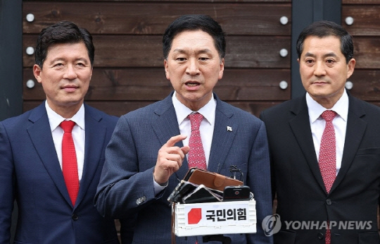 김기현 국민의힘 대표가 13일 오후 대구 달성군 박근혜 전 대통령 사저에서 박 전 대통령을 예방 후 기자들의 질문에 답하고 있다. 연합뉴스